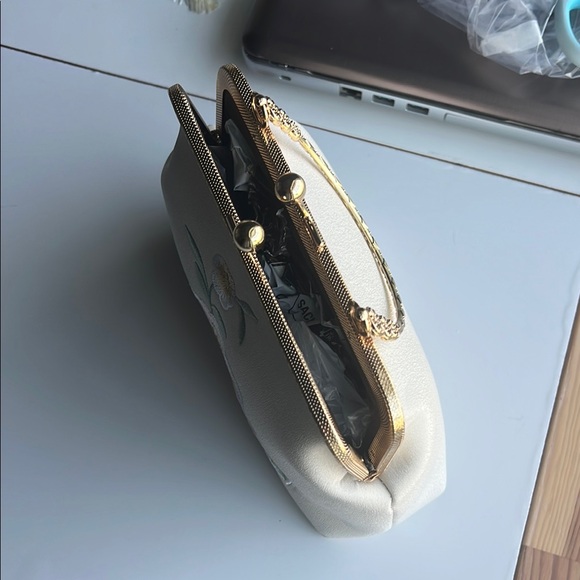 Elegant Floral Embroidered Handbag - Picture 3 of 4